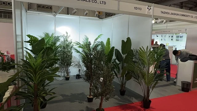 Enhancing trade cooperation at the Chinese House Exhibition in Riyadh on December 22, 2025, Saudi Arabia, exploring furniture and handicrafts, Chinese arts and crafts, promising business and investment opportunities, electrical devices, machines, and equipment.