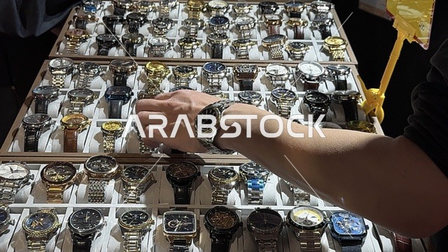 Enhancing trade cooperation at the Chinese House Exhibition in Riyadh on December 22, 2025, Saudi Arabia, exploring furniture and handicrafts, Chinese arts and crafts, promising business and investment opportunities, electrical devices, machines, and equipment.