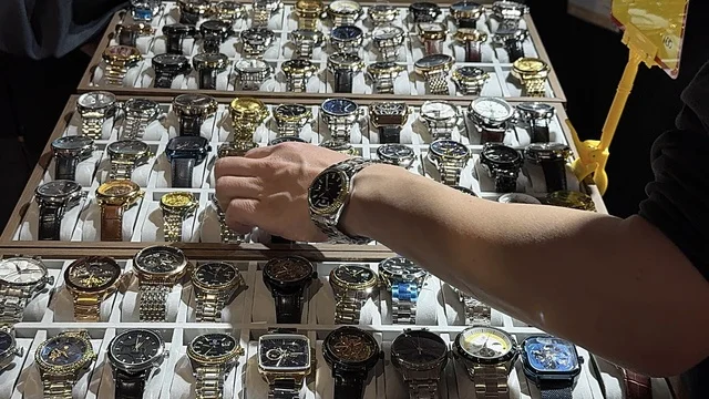 Enhancing trade cooperation at the Chinese House Exhibition in Riyadh on December 22, 2025, Saudi Arabia, exploring furniture and handicrafts, Chinese arts and crafts, promising business and investment opportunities, electrical devices, machines, and equipment.