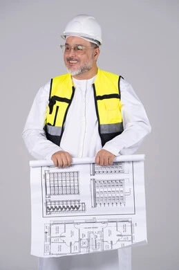 مهندس إماراتي يحمل مخططات هندسية معمارية