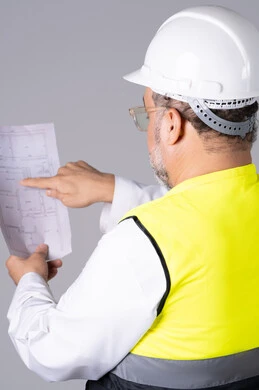 مهندس إماراتي يمسك مخطط بناء ورقي مهندس إماراتي يمسك مخطط بناء ورقي