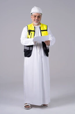 مهندس إماراتي بالكندورة ومعدات السلامة صورة كاملة