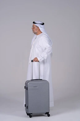 رجل إماراتي مع حقيبة سفر لقطة كاملة في الاستوديو