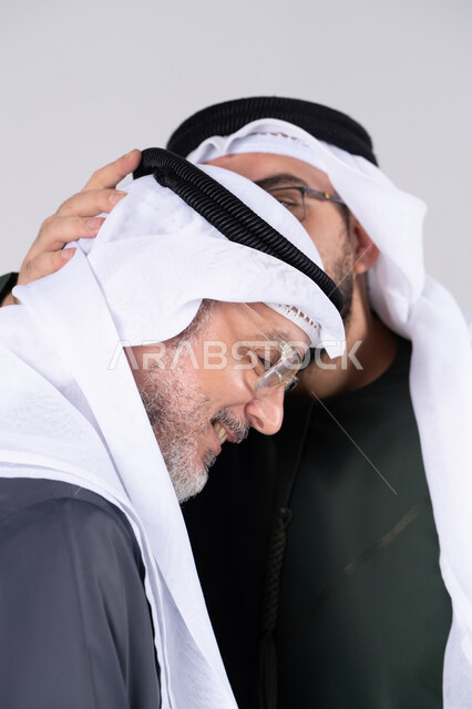 ابن إماراتي يقبل جبين والده بلقطة قريبة