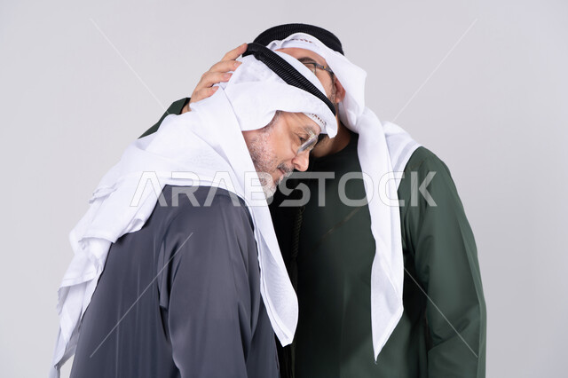 أب وابنه بزي إماراتي تقليدي في لقطة مقربة