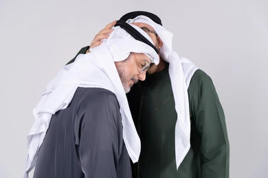 أب وابنه بزي إماراتي تقليدي في لقطة مقربة