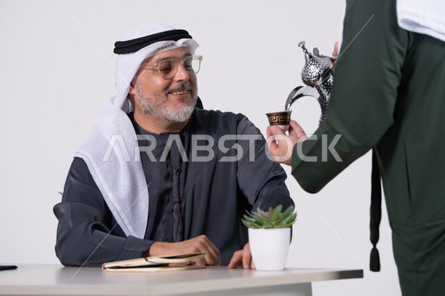 رجل أعمال إماراتي يتناول القهوة العربية التقليدية