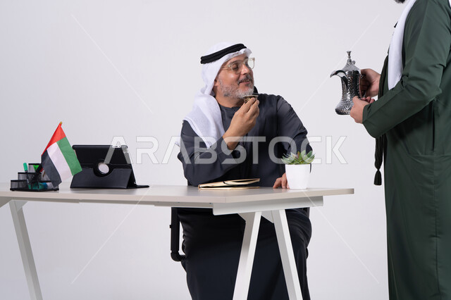 رجل أعمال إماراتي يشرب القهوة العربية في المكتب