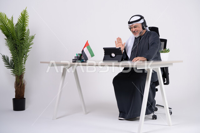 رجل إماراتي في مكتب العمل خلال مكالمة فيديو