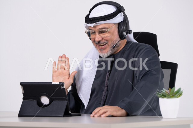 رجل إماراتي يرتدي سماعة رأس في مكالمة فيديو
