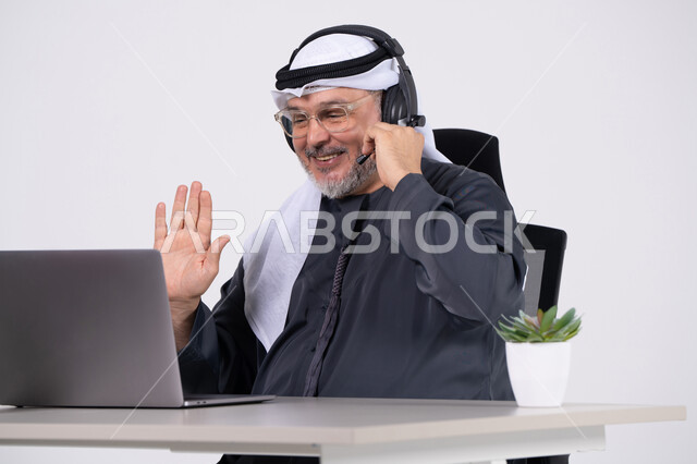 رجل أعمال إماراتي يجري مكالمة فيديو بالكمبيوتر