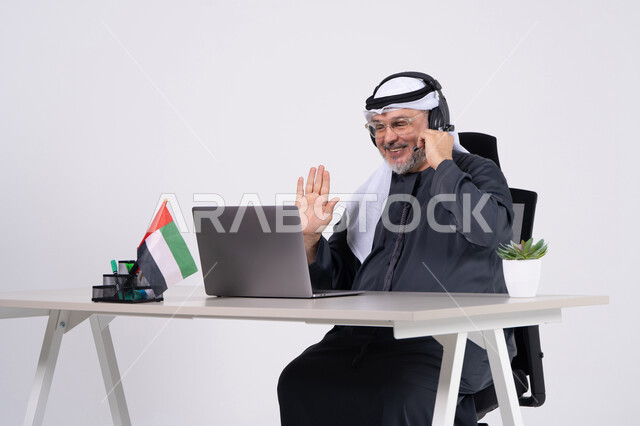 رجل إماراتي يرتدي الكندورة في مكالمة فيديو
