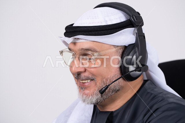 رجل إماراتي يرتدي سماعة رأس احترافية لقطة مقربة