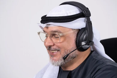 رجل إماراتي يرتدي سماعة رأس احترافية لقطة مقربة