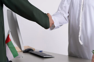 مصافحة رجال أعمال إماراتيين في مكتب عمل