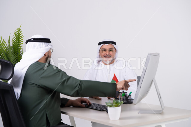 رجال إماراتيون في اجتماع عمل داخل المكتب