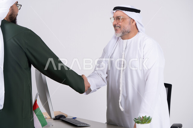 مصافحة رجال أعمال إماراتيين في مكتب عمل