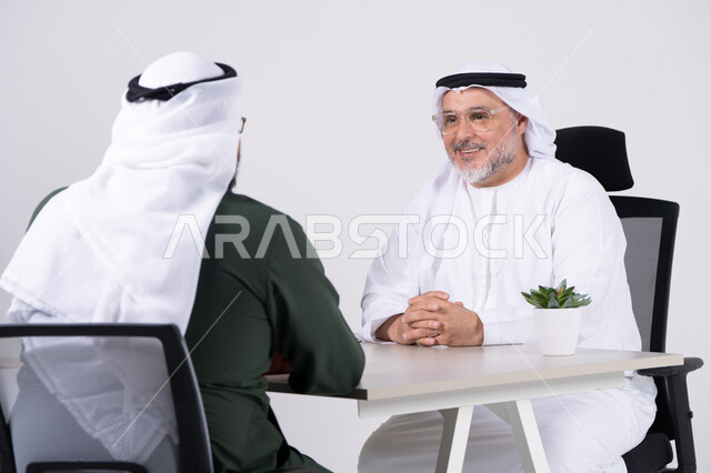 رجال أعمال إماراتيون في اجتماع عمل احترافي