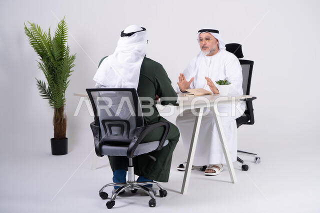 رجال أعمال إماراتيون في اجتماع عمل مكتبي