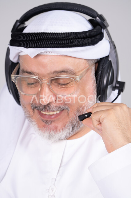 رجل إماراتي يرتدي سماعة رأس لخدمة العملاء