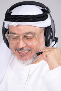 رجل إماراتي يرتدي سماعة رأس لخدمة العملاء