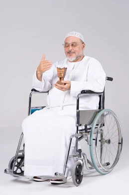 رجل إماراتي مسن على كرسي متحرك مع مبخرة تقليدية