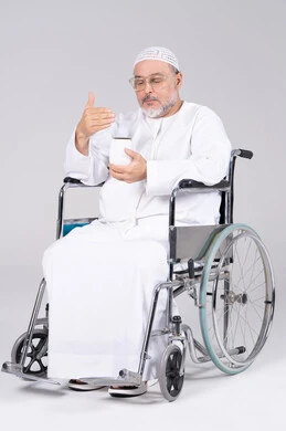 رجل إماراتي مسن على كرسي متحرك خلفية بيضاء