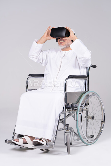 رجل إماراتي على كرسي متحرك يستخدم تقنية الواقع الافتراضي