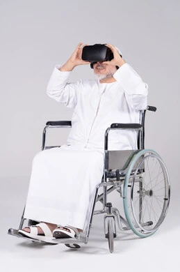 رجل إماراتي على كرسي متحرك يستخدم تقنية الواقع الافتراضي