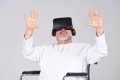 رجل إماراتي على كرسي متحرك يستخدم الواقع الافتراضي