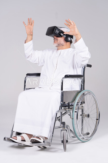 رجل إماراتي في كرسي متحرك يستخدم نظارات الواقع الافتراضي
