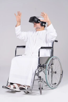 رجل إماراتي في كرسي متحرك يستخدم نظارات الواقع الافتراضي