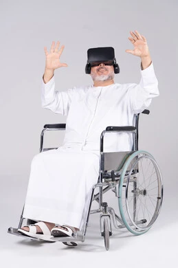 رجل إماراتي مقعد يستخدم نظارة الواقع الافتراضي