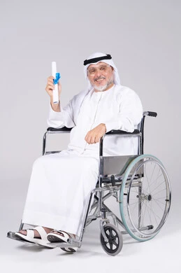 رجل إماراتي على كرسي متحرك يحمل شهادة
