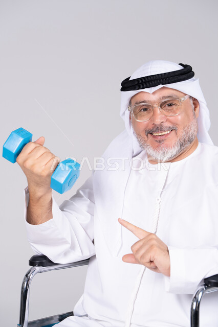 رجل إماراتي مسن على كرسي متحرك يمارس الرياضة