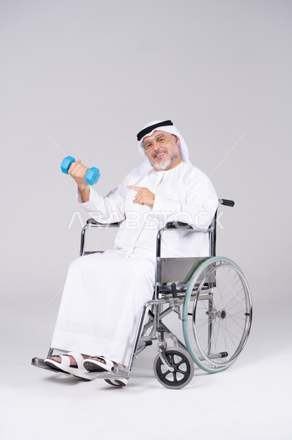 رجل إماراتي على كرسي متحرك يمارس الرياضة