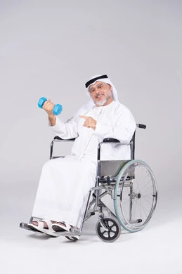 رجل إماراتي على كرسي متحرك يمارس الرياضة