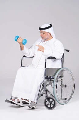رجل إماراتي على كرسي متحرك يمارس تمارين الأثقال