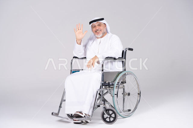 رجل إماراتي مسن على كرسي متحرك بخلفية بيضاء