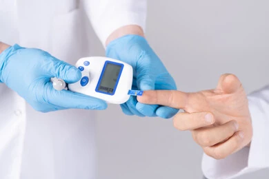 اختبار نسبة السكر في الدم بجهاز قياس رقمي