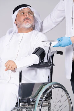 رجل إماراتي على كرسي متحرك يجري فحص ضغط دم