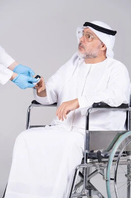 رجل إماراتي مسن على كرسي متحرك فحص طبي