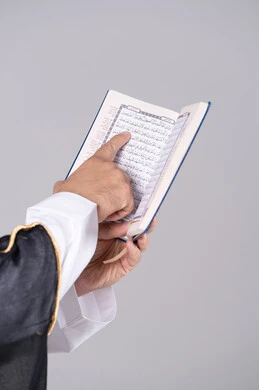 رجل إماراتي يقرأ القرآن الكريم عن قرب رجل إماراتي يقرأ القرآن الكريم عن قرب