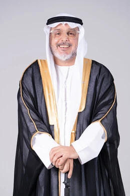 رجل إماراتي مسن يرتدي البشت التقليدي الأسود