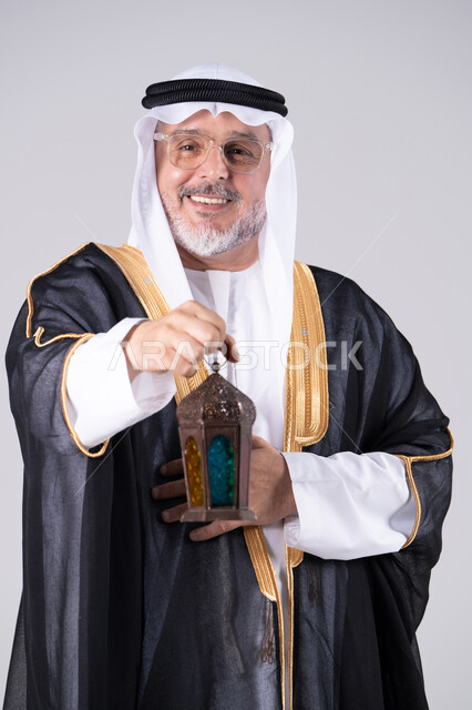 رجل إماراتي مسن يحمل فانوس رمضان التقليدي