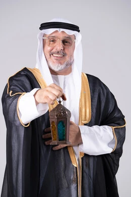 رجل إماراتي مسن يحمل فانوس رمضان التقليدي