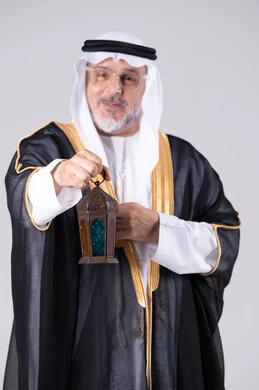 رجل إماراتي يحمل فانوس رمضان التقليدي