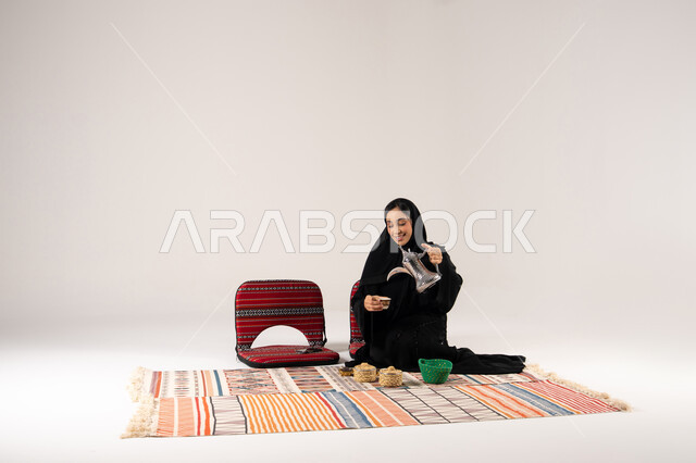 امرأة سعودية تصب القهوة العربية في استوديو