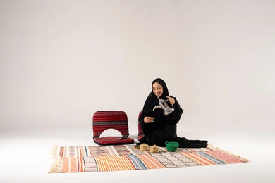 امرأة سعودية تصب القهوة العربية في استوديو