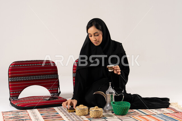 امرأة سعودية مع القهوة العربية وجلسة تراثية